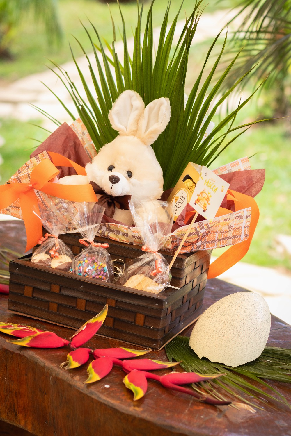 Caixa modelo criativa feita de madeira de eucalipto revestido em fibra sintética.